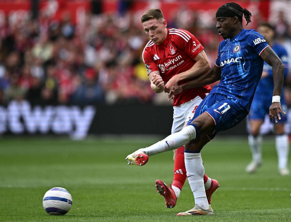 被球迷喷得退出国家队的吴曦，其实是郑智后最强后腰，场上也很拼