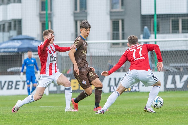 西甲战报：费尔南德斯点射制胜，十人西班牙人1-0十人巴列卡诺