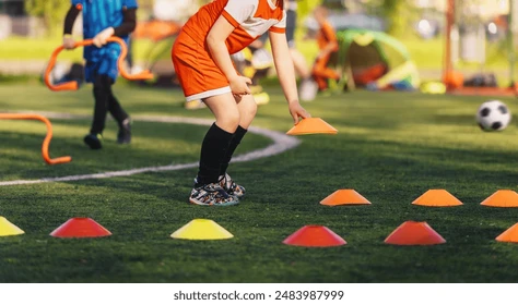 腿软！男子在1800米高空踢球：球场无护栏 致敬C罗 最后跳伞降落