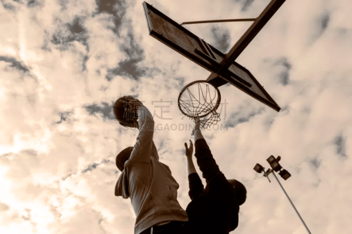 博主：河南队今天下午飞往上海，随后将与海港热身